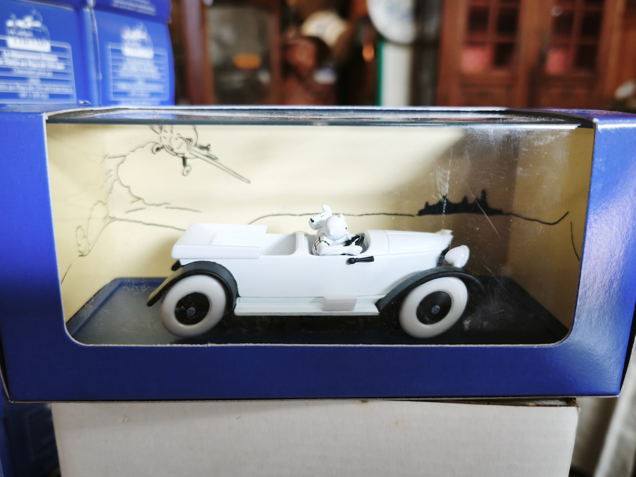 En voiture Tintin échelles 1/43e, éditées par Atlas / Moulinsart dans leurs boîtes bleues d'origine avec décors en fond de boîte – Image 54