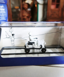 En voiture Tintin échelles 1/43e, éditées par Atlas / Moulinsart dans leurs boîtes bleues d'origine avec décors en fond de boîte – Image 55