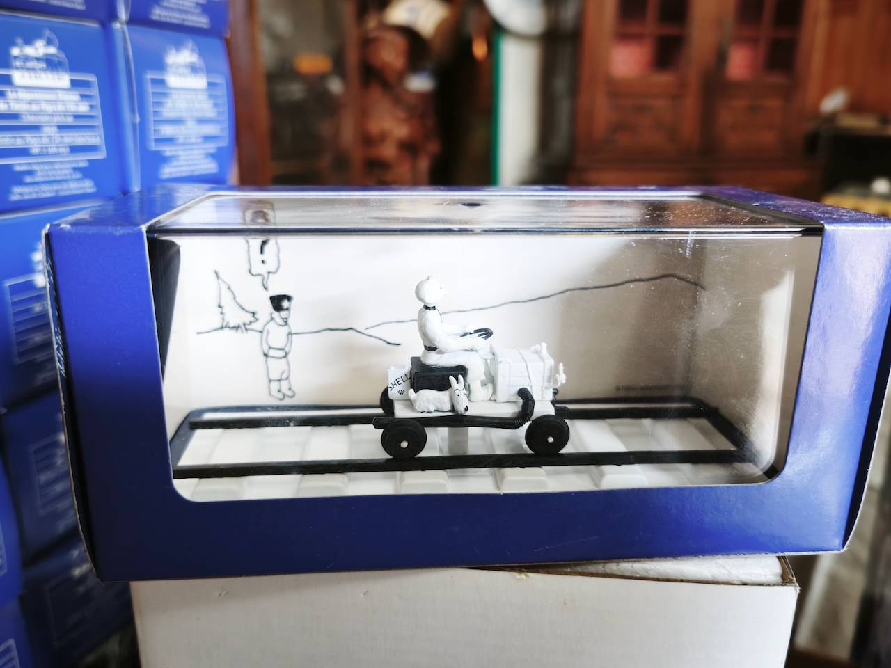 En voiture Tintin échelles 1/43e, éditées par Atlas / Moulinsart dans leurs boîtes bleues d'origine avec décors en fond de boîte – Image 55
