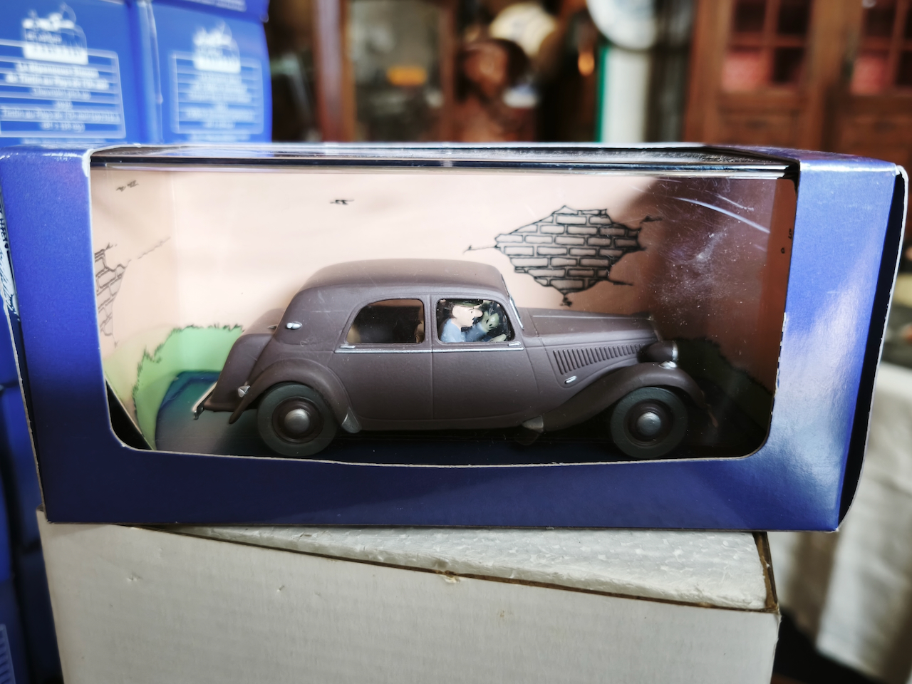 En voiture Tintin échelles 1/43e, éditées par Atlas / Moulinsart dans leurs boîtes bleues d'origine avec décors en fond de boîte – Image 56