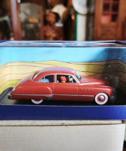 En voiture Tintin échelles 1/43e, éditées par Atlas / Moulinsart dans leurs boîtes bleues d'origine avec décors en fond de boîte – Image 58