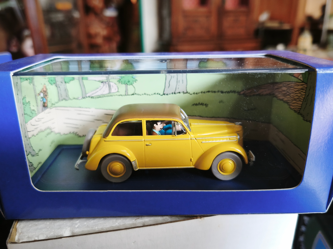 En voiture Tintin échelles 1/43e, éditées par Atlas / Moulinsart dans leurs boîtes bleues d'origine avec décors en fond de boîte – Image 59