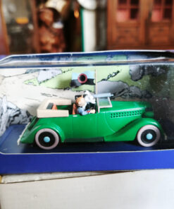 En voiture Tintin échelles 1/43e, éditées par Atlas / Moulinsart dans leurs boîtes bleues d'origine avec décors en fond de boîte – Image 60