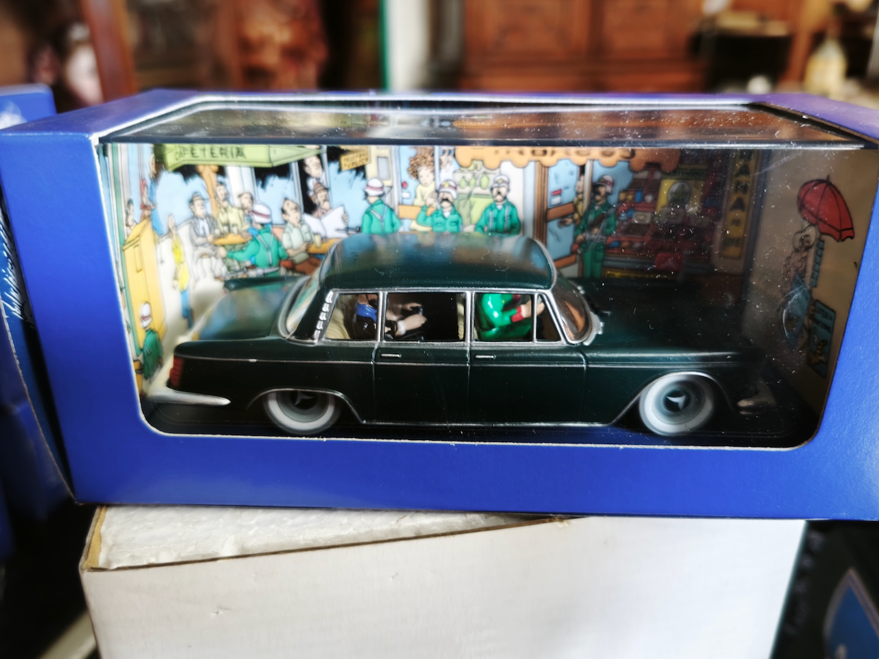 En voiture Tintin échelles 1/43e, éditées par Atlas / Moulinsart dans leurs boîtes bleues d'origine avec décors en fond de boîte – Image 61