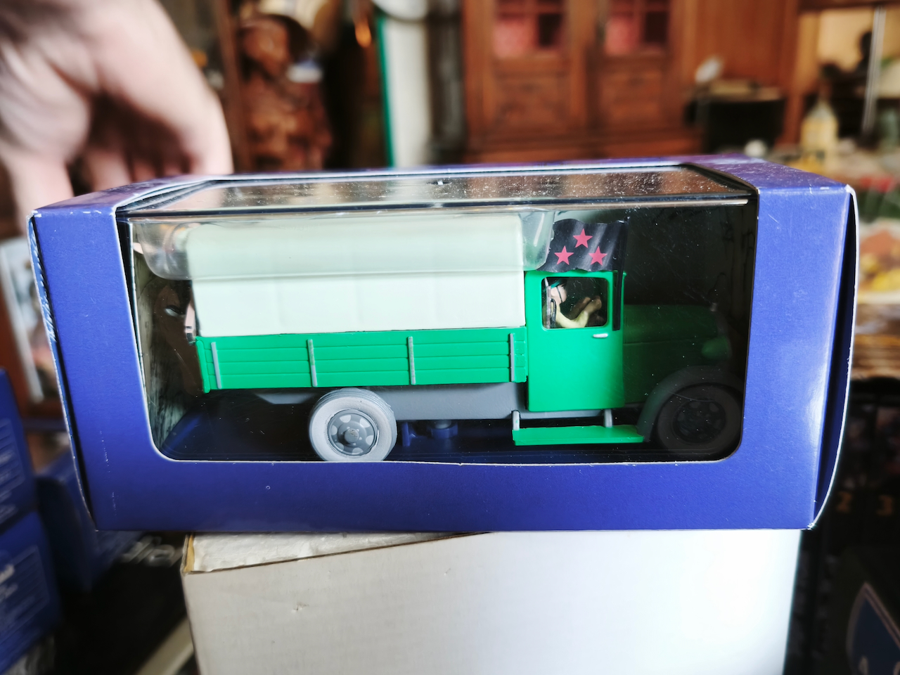 En voiture Tintin échelles 1/43e, éditées par Atlas / Moulinsart dans leurs boîtes bleues d'origine avec décors en fond de boîte – Image 63