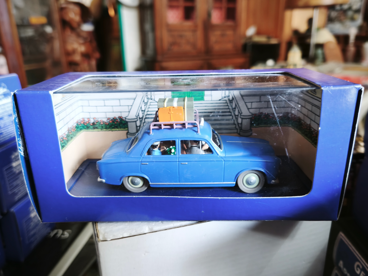 En voiture Tintin échelles 1/43e, éditées par Atlas / Moulinsart dans leurs boîtes bleues d'origine avec décors en fond de boîte – Image 64