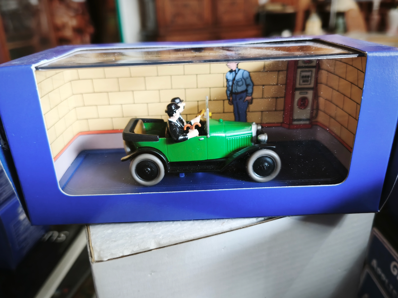 En voiture Tintin échelles 1/43e, éditées par Atlas / Moulinsart dans leurs boîtes bleues d'origine avec décors en fond de boîte – Image 65