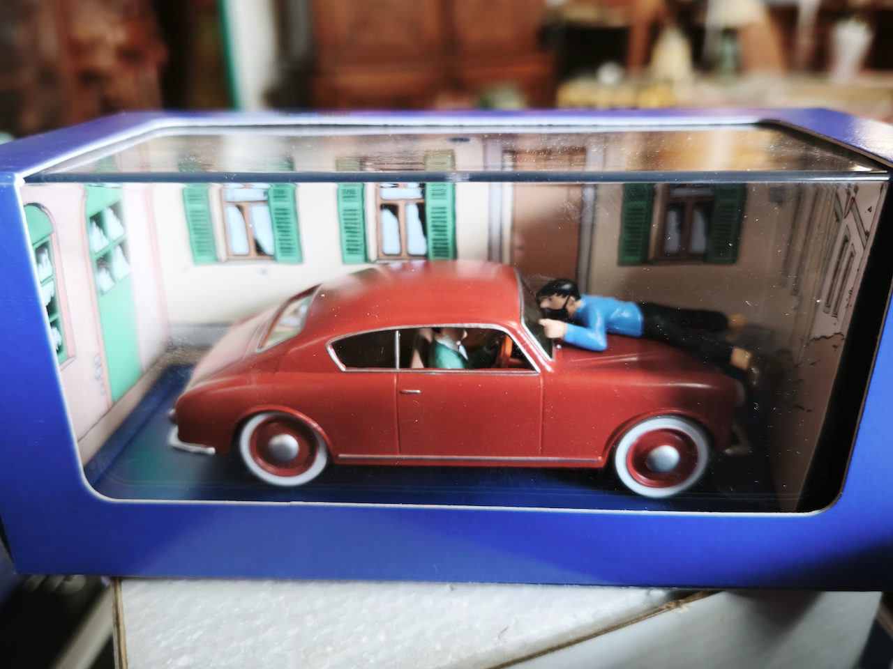 En voiture Tintin échelles 1/43e, éditées par Atlas / Moulinsart dans leurs boîtes bleues d'origine avec décors en fond de boîte – Image 66