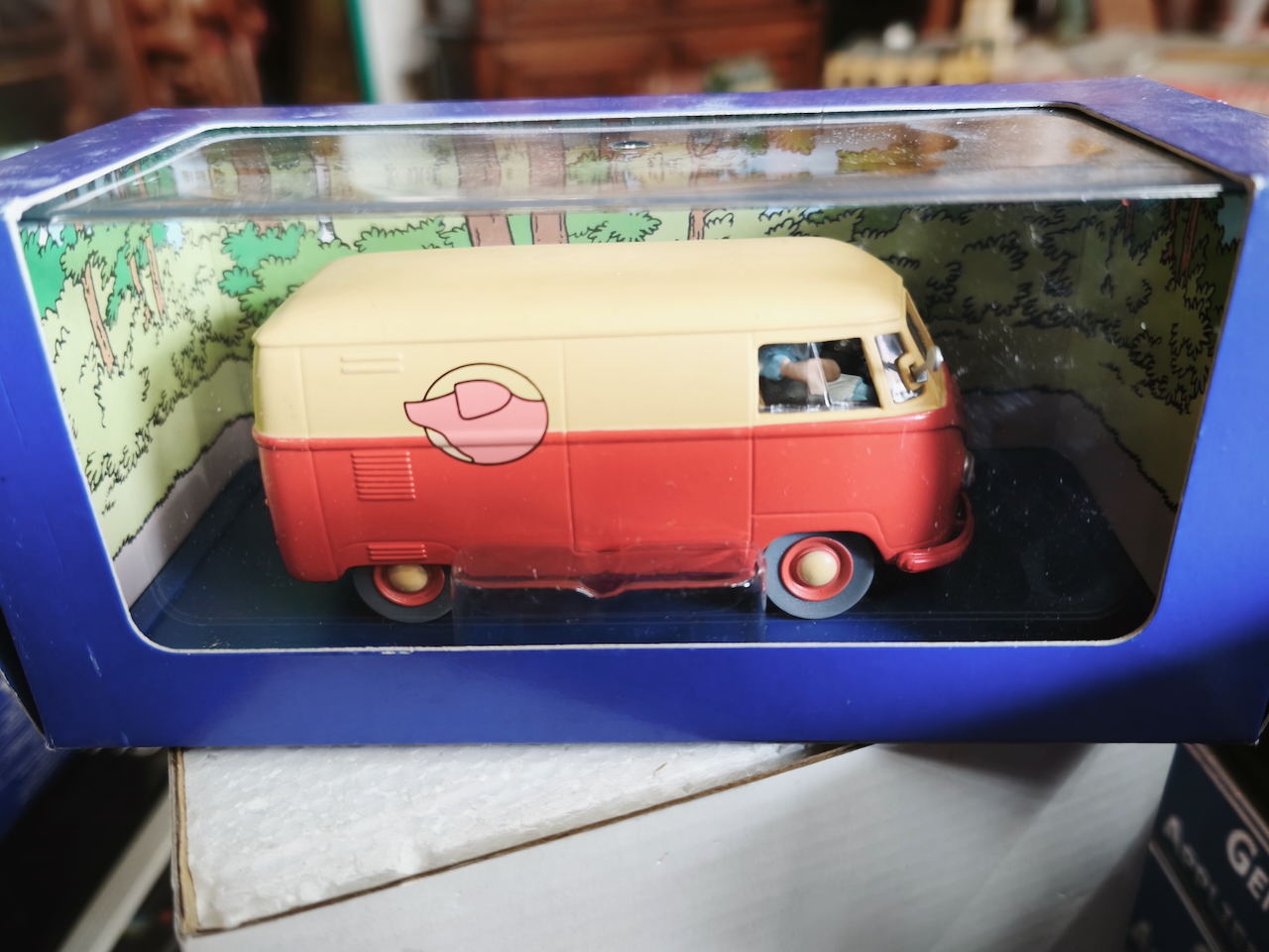 En voiture Tintin échelles 1/43e, éditées par Atlas / Moulinsart dans leurs boîtes bleues d'origine avec décors en fond de boîte – Image 67