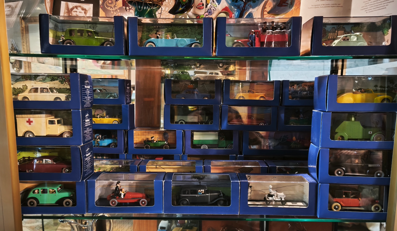 En voiture Tintin échelles 1/43e, éditées par Atlas / Moulinsart dans leurs boîtes bleues d'origine avec décors en fond de boîte – Image 3