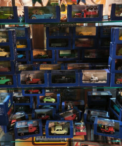 En voiture Tintin échelles 1/43e, éditées par Atlas / Moulinsart dans leurs boîtes bleues d'origine avec décors en fond de boîte – Image 2