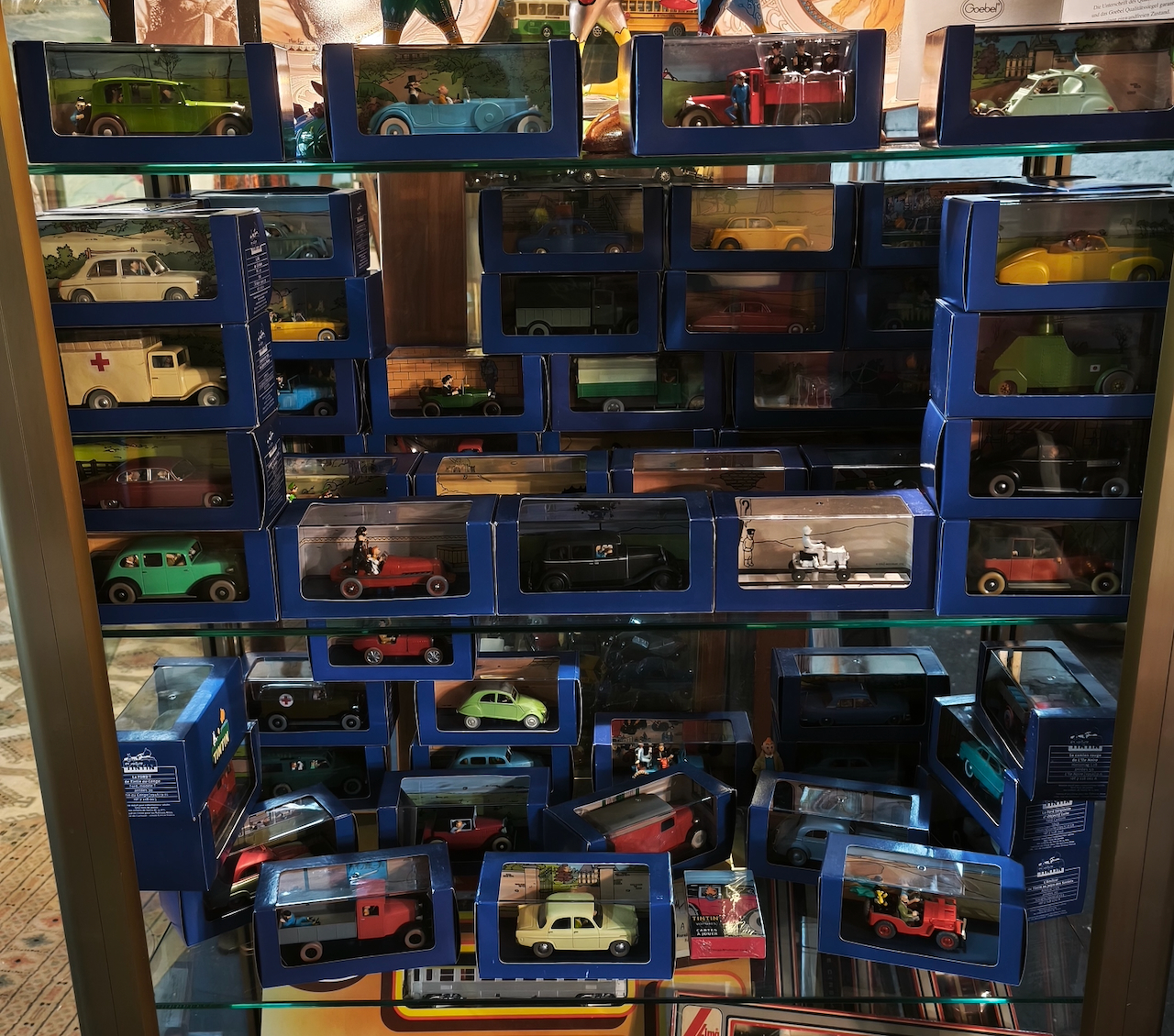 En voiture Tintin échelles 1/43e, éditées par Atlas / Moulinsart dans leurs boîtes bleues d'origine avec décors en fond de boîte – Image 2