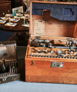 Potence d'horloger accompagnée de son jeu complet de tasseaux – Image 4