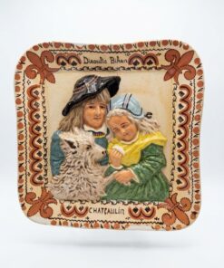 Faïence Porquier-Beau motif sculpté en relief représentant deux enfants bretons en costume traditionnel accompagnés d'un mouton – Image 6