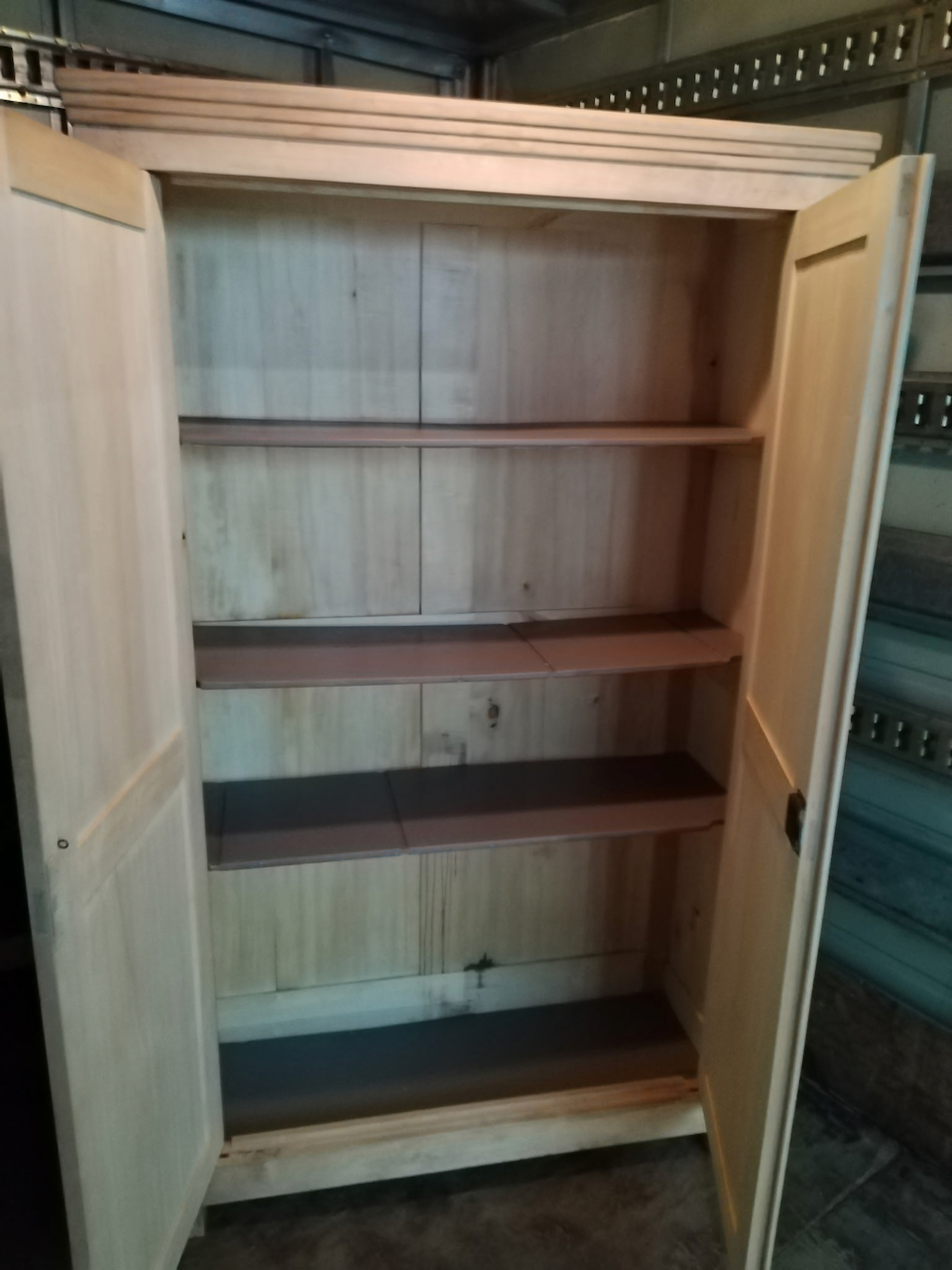 Armoire Parisienne en bois brut décapé Epoque XXème – Image 3